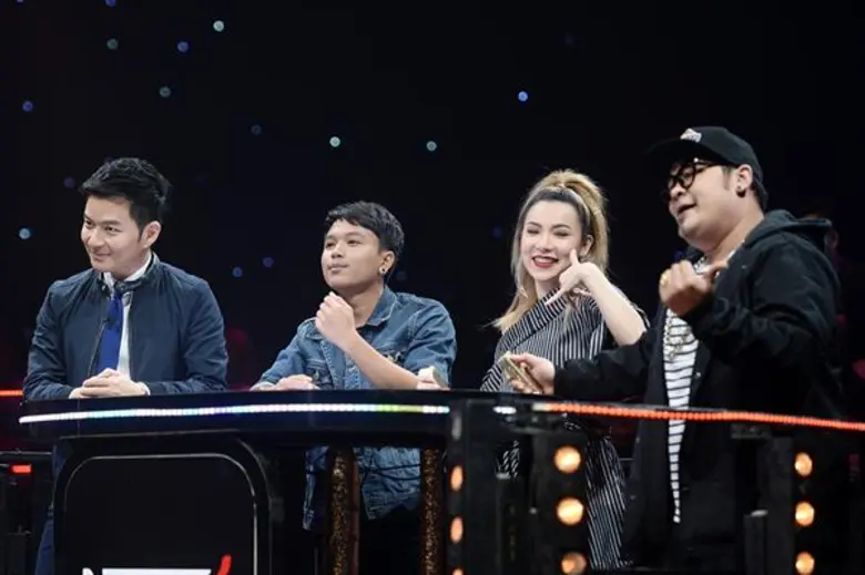 ทีวีไกด์: รายการ “ร้องแลก แจกเงิน Singer Takes It All” (ซิงเกอร์ เทคอิท ออล) “ออย แสงศิลป์” ยิ้มปริ่ม เจอแฟนพันธุ์แท้กลางเวที “ร้องแลก แจกเงินฯ”