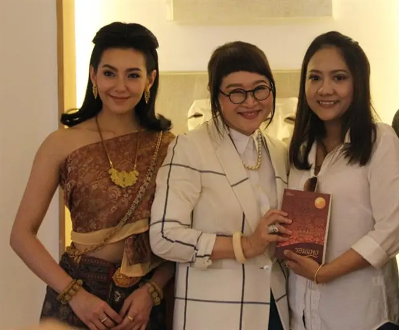 พี่หน่อง-อรุโณชา สุดปลื้ม กระแส ออเจ้า ดังเป็นพลุแตก !! กระแสตอบรับ “บุพเพสันนิวาส” สุดปัง หนังสือนิยายขายดีเว่อร์