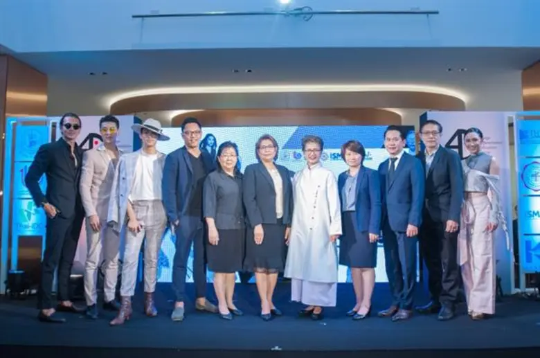 นางวันเพ็ญ รัตนกังวาล (กลาง) ผู้อำนวยการก...