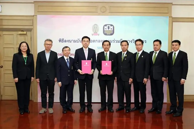 นายอภิรมย์ สุขประเสริฐ ผู้จัดการธนาคารเพื...