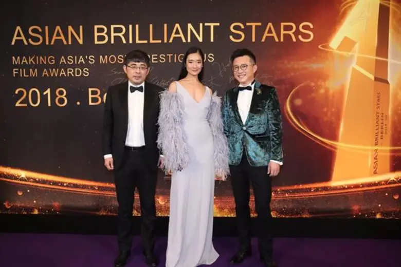 “ออกแบบ ชุติมณฑน์” ยังดังไกลฉุดไม่อยู่ โกอินเตอร์เดินสายกวาดรางวัลเวทีโลก ขึ้นแท่นเป็นคนไทยคนแรกที่ได้เดินพรมแดง งานเทศกาลหนังเบอร์ลิน