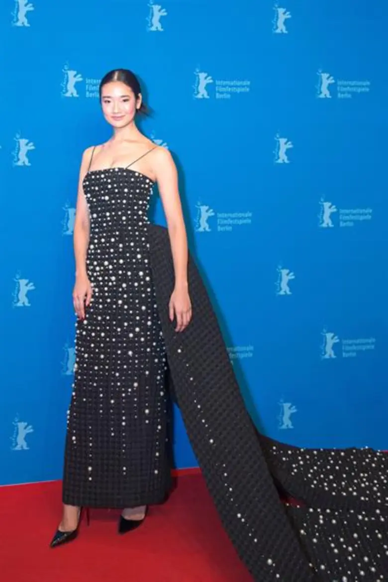 “ออกแบบ ชุติมณฑน์” ยังดังไกลฉุดไม่อยู่ โกอินเตอร์เดินสายกวาดรางวัลเวทีโลก ขึ้นแท่นเป็นคนไทยคนแรกที่ได้เดินพรมแดง งานเทศกาลหนังเบอร์ลิน