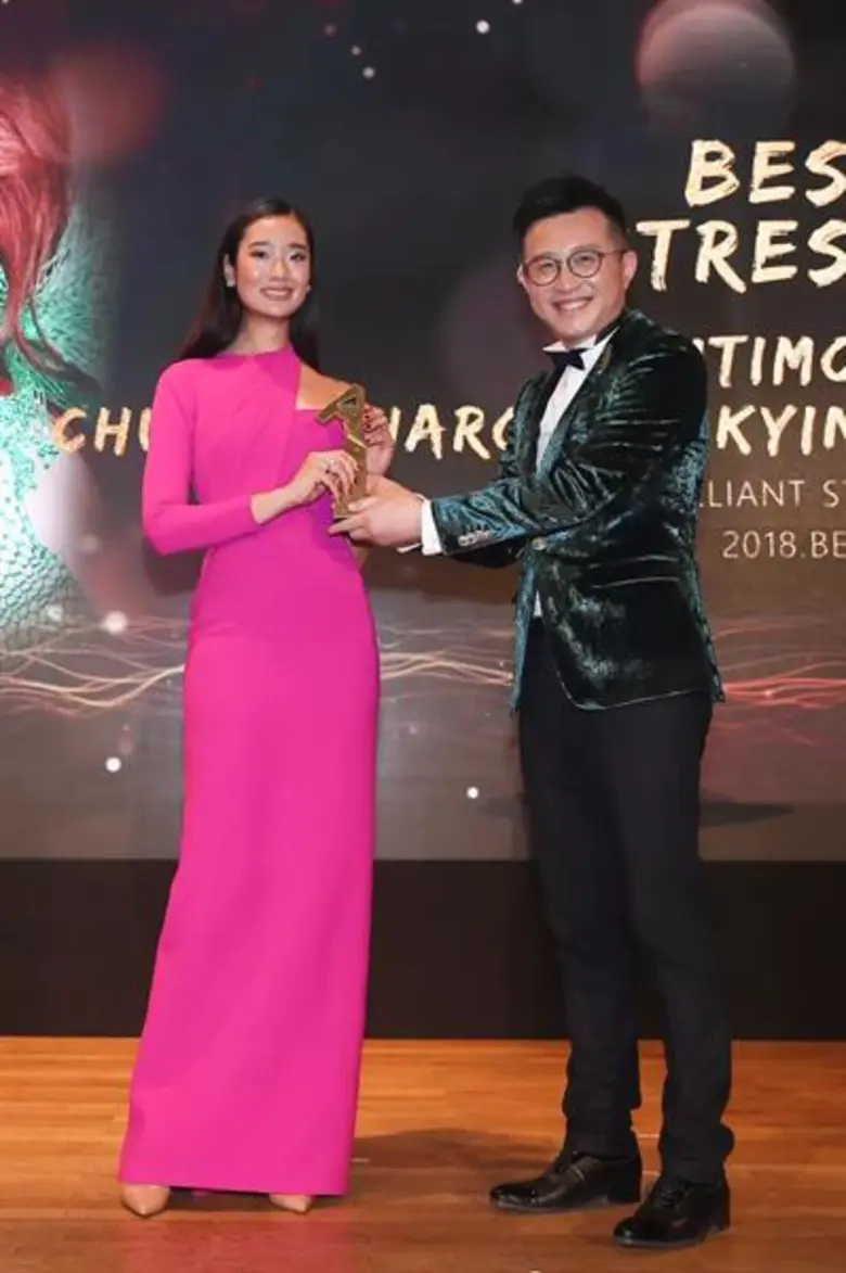 “ออกแบบ ชุติมณฑน์” ยังดังไกลฉุดไม่อยู่ โกอินเตอร์เดินสายกวาดรางวัลเวทีโลก ขึ้นแท่นเป็นคนไทยคนแรกที่ได้เดินพรมแดง งานเทศกาลหนังเบอร์ลิน