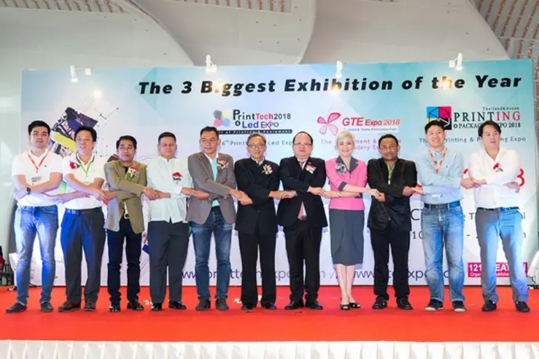 คุณเกรียงไกร เธียรนุกุล (ที่ 5 จากขวา) รอ...