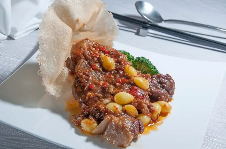 เชฟประจำห้องอาหารจีนซิลเวอร์เวฟส์ คัดสรรเ...