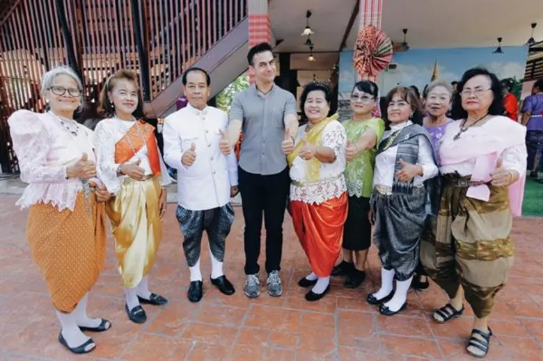 ทีวีไกด์: รายการ "หลงรักยิ้ม" ฝรั่งหัวใจไทย “แดเนียล เฟรเซอร์” ชวนสัมผัสมนต์เสน่ห์ตลาดโบราณร้อยปี 3 แห่ง