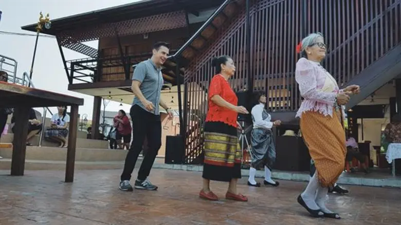 ทีวีไกด์: รายการ "หลงรักยิ้ม" ฝรั่งหัวใจไทย “แดเนียล เฟรเซอร์” ชวนสัมผัสมนต์เสน่ห์ตลาดโบราณร้อยปี 3 แห่ง