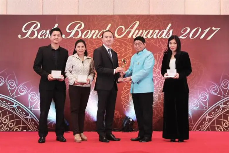 คุณอภิชาต ตั้งเกียรติศิลป์ (กลาง) กรรมการ...