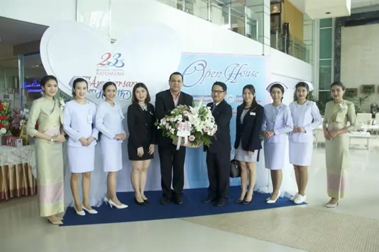 นายมกริน พรหมโยธี (ที่ 5 จากซ้าย) ผู้จัดก...