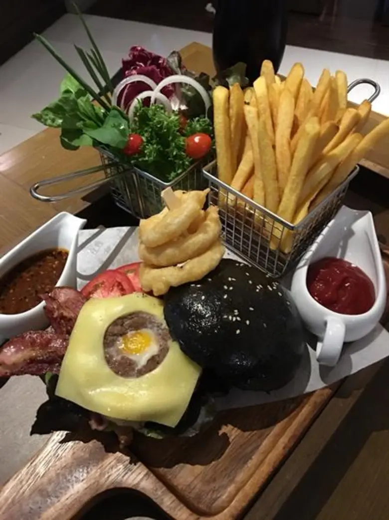 “Burger Heaven” ที่ห้องอาหาร อาวกลาส และ GMT เลาจน์ โรงแรมเอทัส ลุมพินี