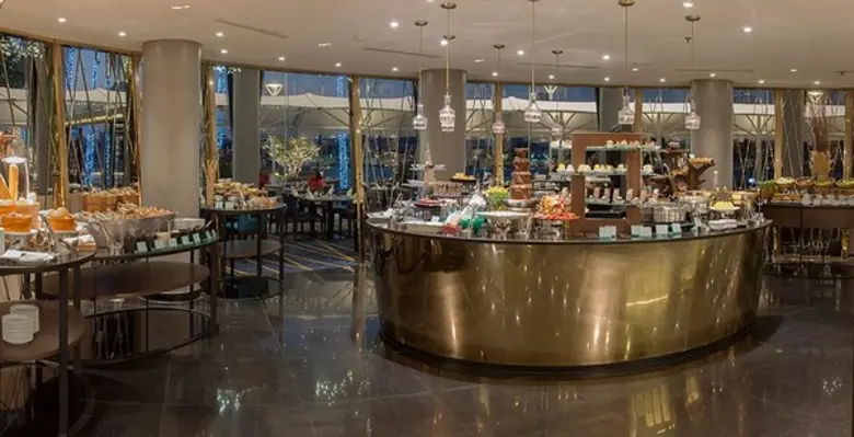 เชฟสเปนเซอร์ เคลส์ และทีมพ่อครัว ของโรงแร...