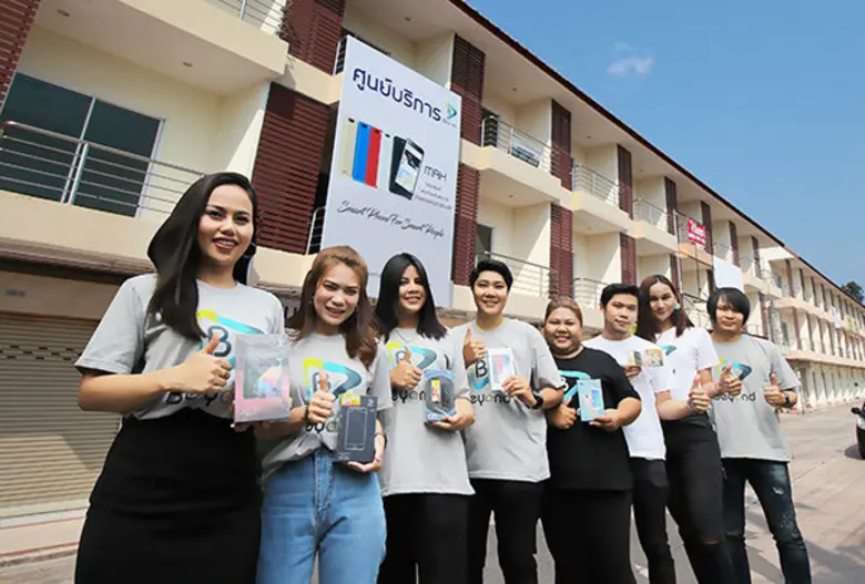 นางสาวพรวรินทร์ นาถาบำรุง (ซ้าย) ผู้จัดการฝ่ายขายแล...