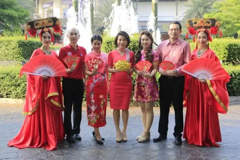 ศุภานวิต เอี่ยมสกุลรัตน์ (คนกลาง) ผู้บริห...