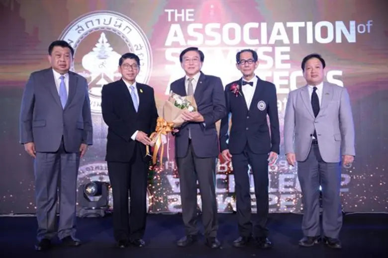 นายเดชา ตั้งสิน (ยืนกลาง) ประธานเจ้าหน้าท...