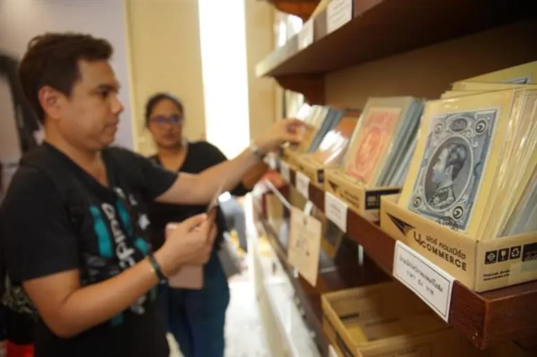 ไปรสนีย์กรุงสยาม ชวนเป็นเจ้าของไปรษณียบัตรภาพ 3 รัชกาลแห่งกรุงรัตนโกสินทร์ พร้อมโปรโมชั่นพิเศษโค้งสุดท้ายงานอุ่นไอรักฯ ช้อปสินค้าครบ 250 บาท รับเข็มกลัดภาพแสตมป์ดวงแรกของไทย