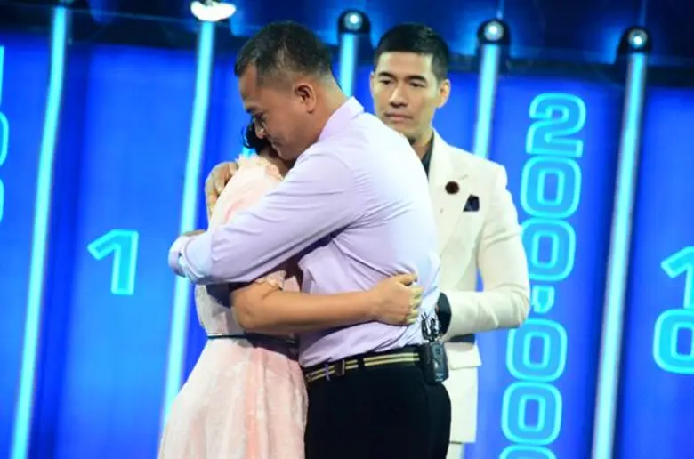 ทีวีไกด์: รายการ “The Wall กำแพงพลิกชีวิต” “เดี่ยว” แท็กซี่ใจบุญรับ-ส่งคนป่วย พิการ ฟรี ควงภรรยาลุ้นเงินจาก “The Wall”!!