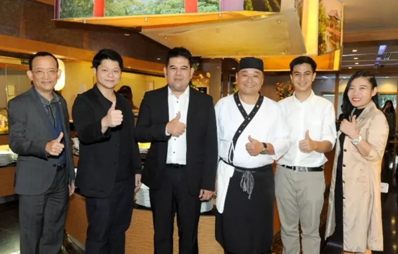 อภิรัฐ ภารพบ ผู้จัดการทั่วไป พร้อมด้วย ชาตรี นุ้ยปร...