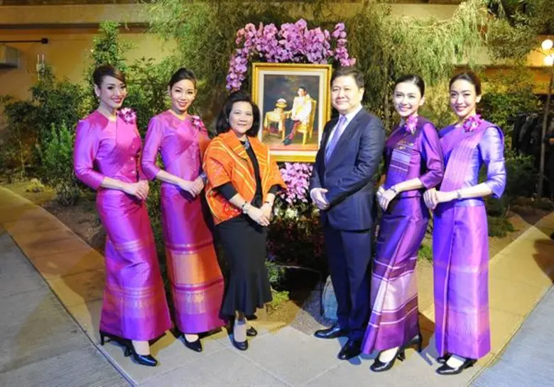 นางอุษณีย์ แสงสิงแก้ว (ที่ 3 จากซ้าย) รัก...