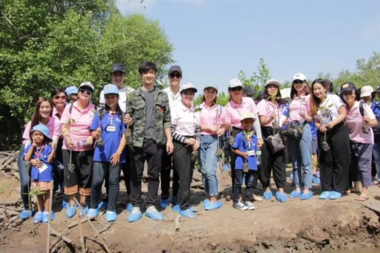 นักแสดงรุ่นใหม่ไฟแรง จาก TEEN TIME SERIES ช่อง 28 นำทีมร่วมปลูกป่าชายเลน ในกิจกรรม “ปันรัก ปันสุข ให้น้องปี4”
