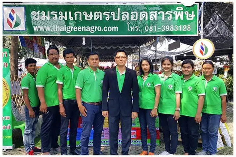 นายมนตรี บุญจรัส (กลาง) ประธานชมรมเกษตรปล...