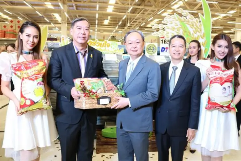 นายสมเกียรติ มรรคยาธร (ที่ 2 จากซ้าย) กรร...