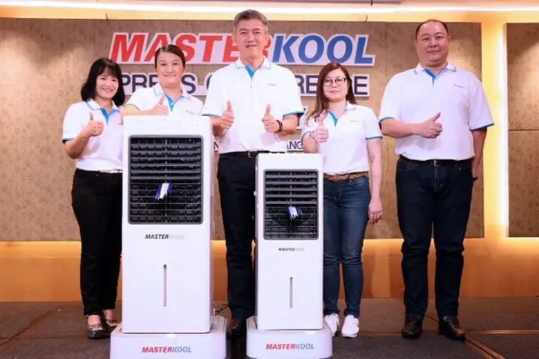 นายนพชัย วีระมาน (คนกลาง) กรรมการผู้จัดกา...