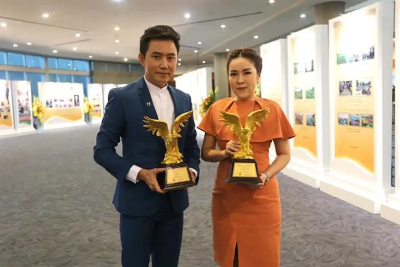 “อู๋ สถาพร-ก้อย บุญญิตา” ผู้ประกาศข่าว ช่อง 8 เข้ารับรางวัล “ผู้รังสรรค์ข่าวยอดเยี่ยม” จากงาน “หงส์เหมราช” ประจำปี 2561