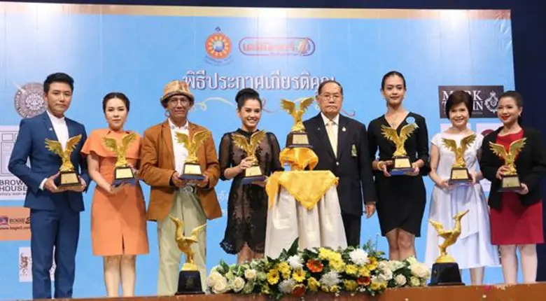 “อู๋ สถาพร-ก้อย บุญญิตา” ผู้ประกาศข่าว ช่อง 8 เข้ารับรางวัล “ผู้รังสรรค์ข่าวยอดเยี่ยม” จากงาน “หงส์เหมราช” ประจำปี 2561