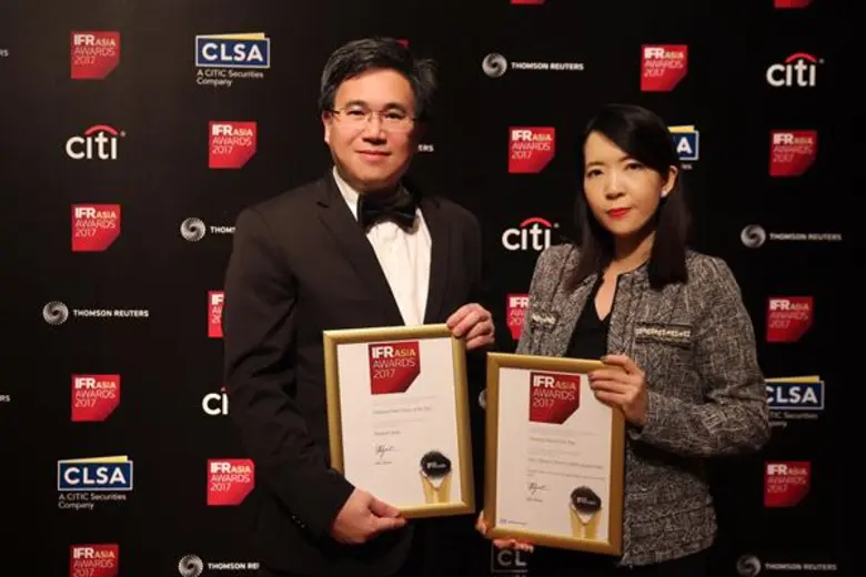 นายมนตรี อุปถัมภากุล (ซ้าย) และนางสาวศรีว...