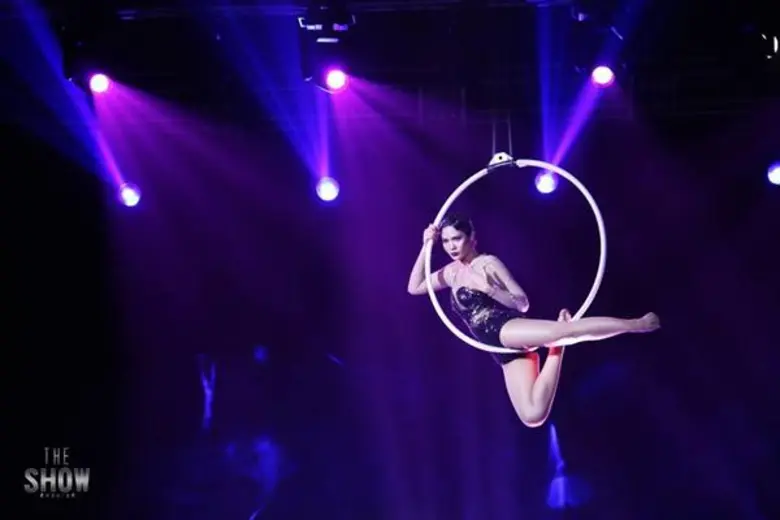 หวาดเสียวกันทั้งสตูดิโอ น้ำตาล ชลิตา โชว์กายกรรมห่วง ในรายการ The Show ศึกชิงเวที