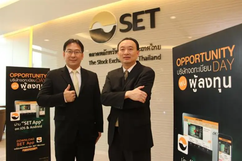 นายชาญชัย พันธุ์โสภา (ขวา) กรรมการผู้จัดก...