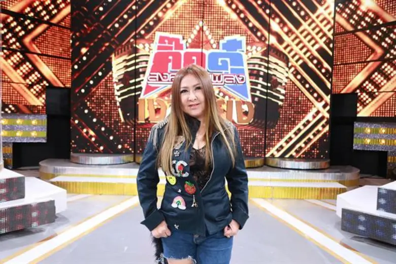 ทีวีไกด์: รายการ "กิ๊กดู๋สงครามเพลงเงาเสียง" “อ้อย กะท้อน” พากรรมการ “กิ๊กดู๋ฯ” คึกคัก รำลึกความหลังกับ “สาวรำวง”