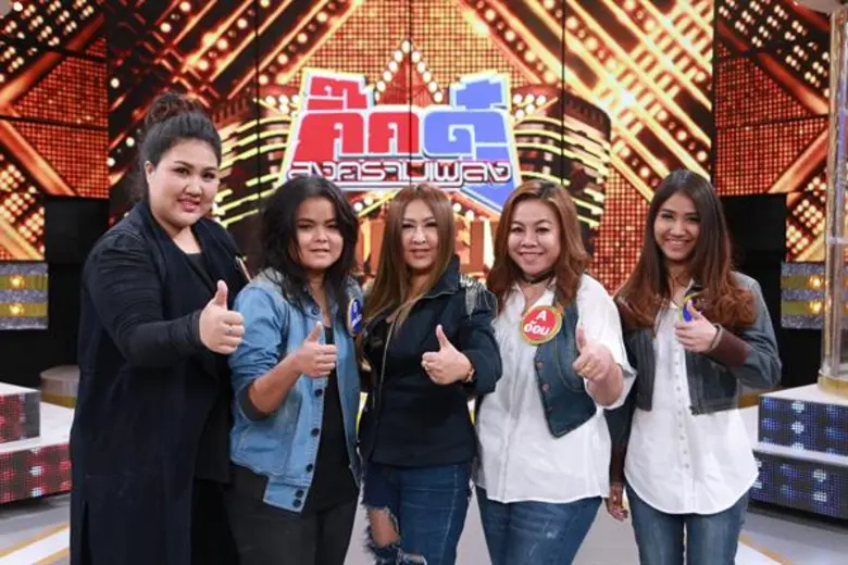 ทีวีไกด์: รายการ "กิ๊กดู๋สงครามเพลงเงาเสียง" “อ้อย กะท้อน” พากรรมการ “กิ๊กดู๋ฯ” คึกคัก รำลึกความหลังกับ “สาวรำวง”