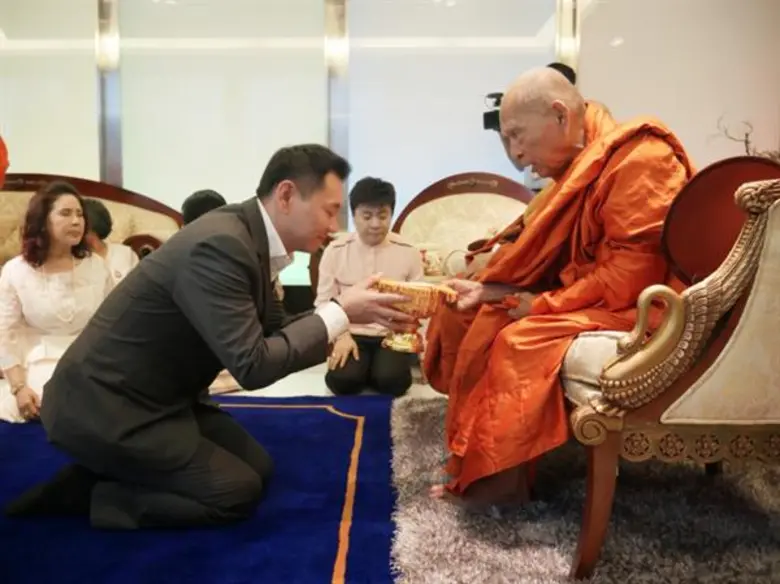 ดร.ทวีศักดิ์ ถวายเงินสมเด็จพระสังฆนายกแห่งสหภาพเมียนมาร์