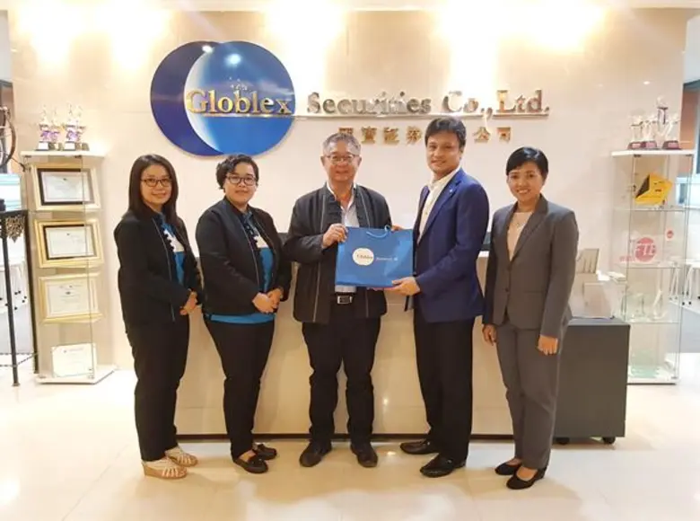 นายธีรพัฒน์ จิรพิพัฒน์ (กลาง)กรรมการผู้จั...