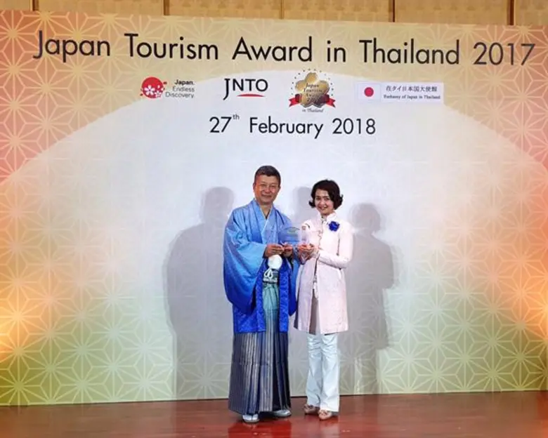 นางสาวเจนจิต ลัดพลี (ขวา) ผู้อำนวยการ การ...