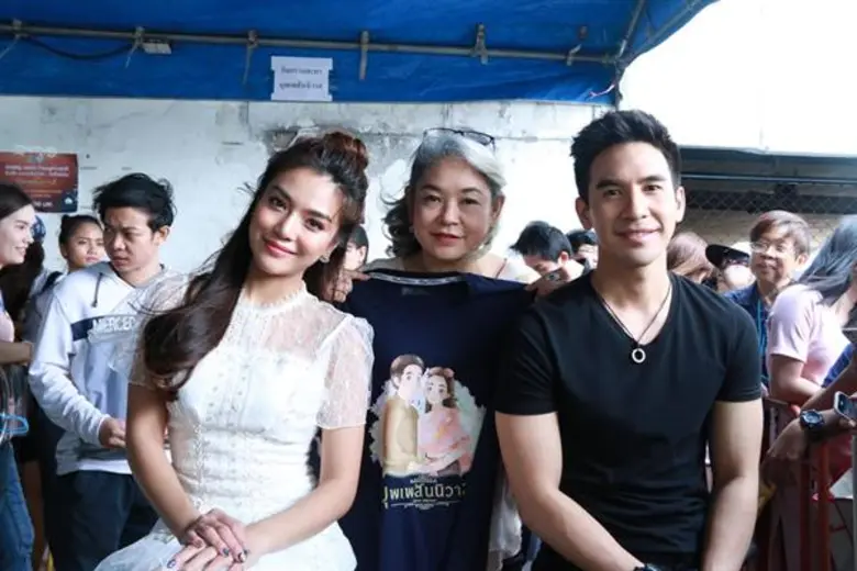 “คุณพี่หมื่น” ควงคู่ “แม่หญิงจันทร์วาด” เชิญชวนออเจ้าชาวพระนครทำบุญร่วมชาติ และเพลิดเพลินไปกับบรรยากาศช้อป ชิม ชิล ณ ตลาดนัดดาราช่อง 3