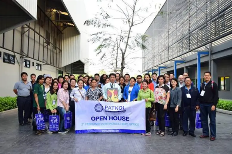 นายสุชาติ ศรีฉัตรสุวรรณ(กลาง) ผู้จัดการส่...