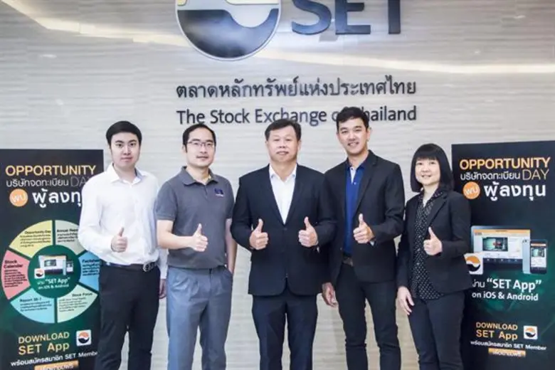 นายทักษิณ ตันติไพจิตร (กลาง) กรรมการผู้จัดการ น.ส.ส...