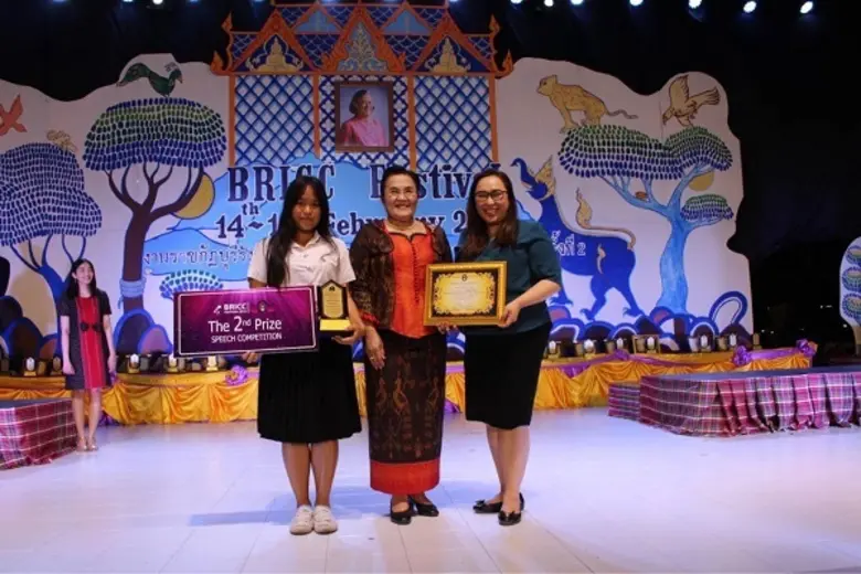 นางสาว สุขหรรษา อยู่ดี นักศึกษาปีที่ 2 หล...