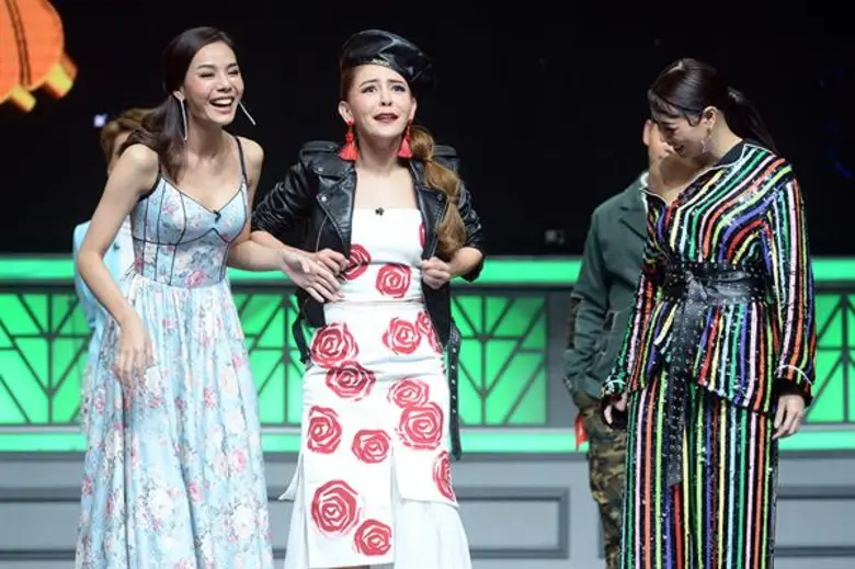 ทีวีไกด์: รายการ “เฮ มัน โชว์ GOLDEN TAMBOURINE (โกลเด้น แทมโบรีน) องค์แม่ลง ก็ไม่แคร์อะไรแล้ว “รัศมีแข – หยก – น้ำหวาน – ปอ” เกรี้ยวกราดสุด ทำโชว์แข่ง “ซานิ – เอกกี้ – เป็กกี้ -ฟรอยด์”  จนไม่เหลือพื้นที่ในสังคม