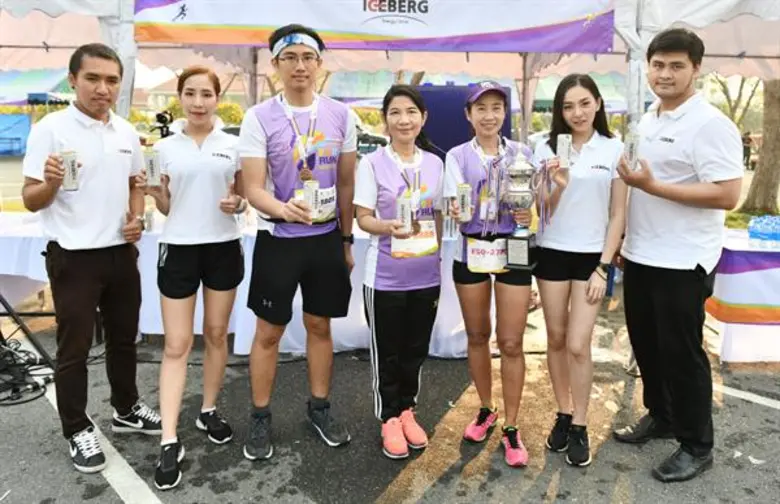 ศ.ดร.ทพญ.วรานันท์ บัวจีบ (คนกลาง) คณบดีคณ...