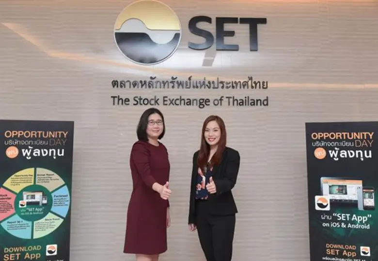 คุณอรอนงค์ วิชชุชาญ (ซ้าย) ผู้อำนวยการกลุ...