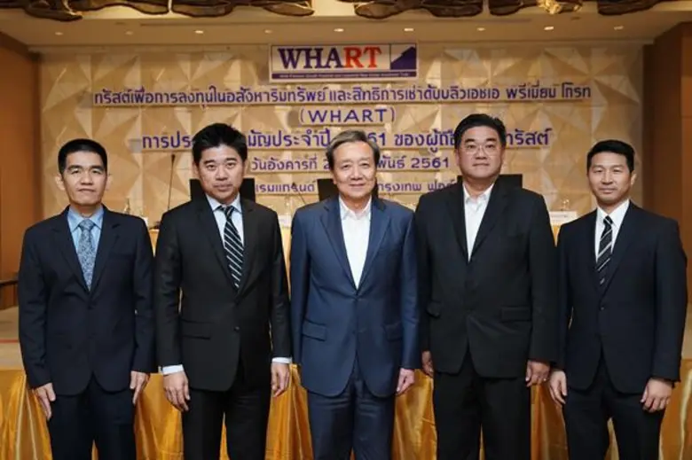 นายกำธร ตติยกวี ประธานกรรมการ (กลาง) นายป...