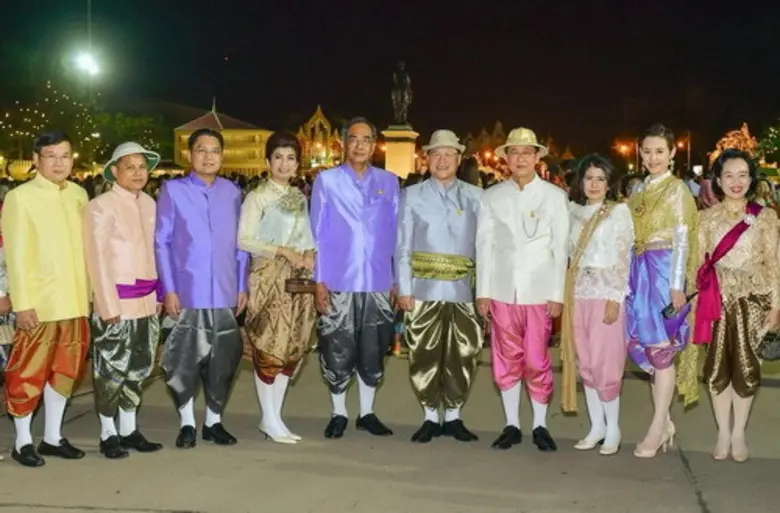 นายอาคม เติมพิทยาไพสิฐ (ที่สี่จากขวา) รัฐ...