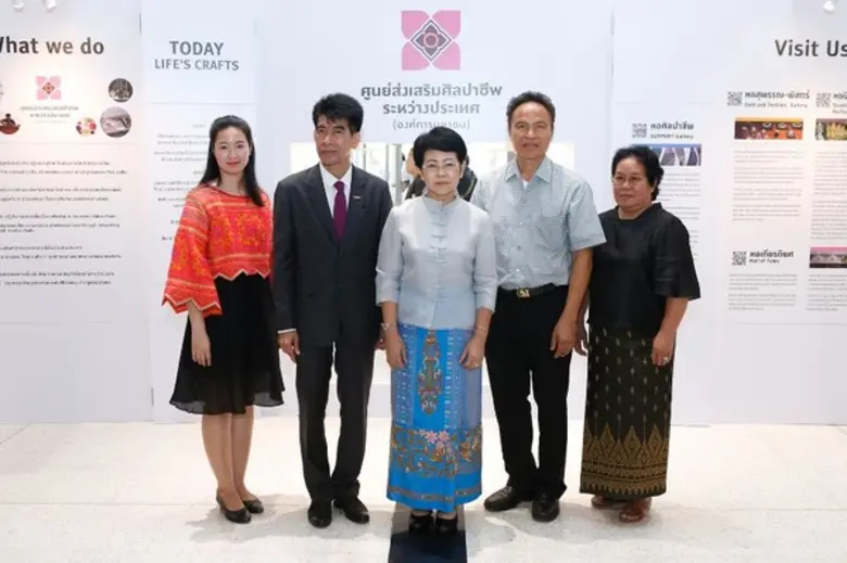 นางอัมพวัน พิชาลัย (กลาง) ผู้อำนวยการศูนย...