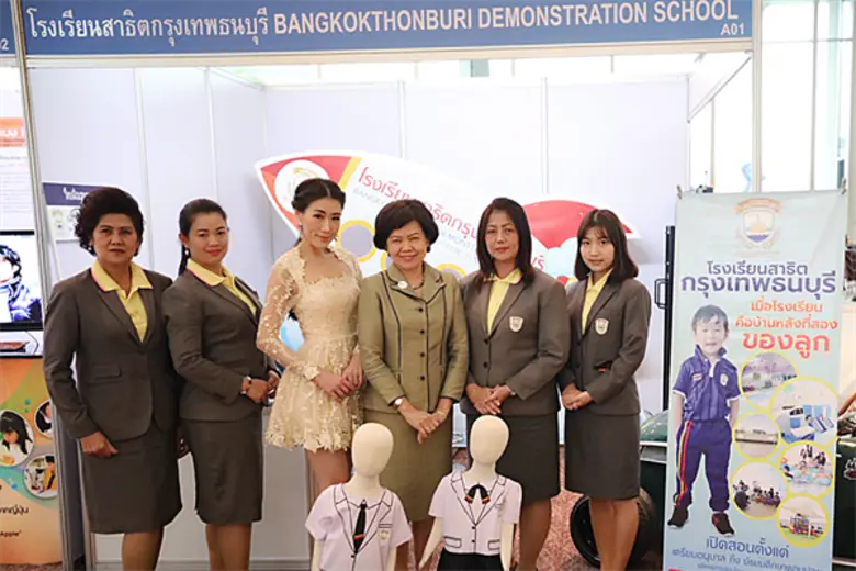 คุณเอิร์น-จิรวรรณ ชัยรุ่งเรือง (ที่ 3 จาก...