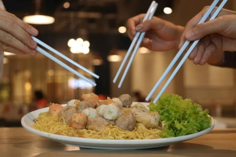 สีฟ้าจัด บะหมี่แห้งราชวงศ์ 1 ในเมนูต้นตำร...