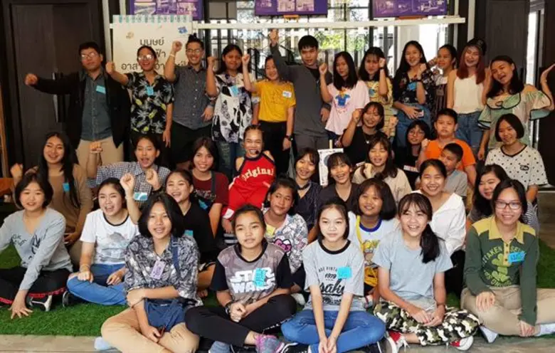 น้องฝ้าย-บุญธิดา ชินวงษ์ (คนกลางเสื้อแดง)...