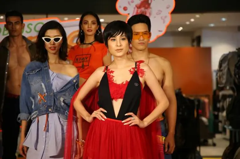 3 สาวโสด 'ขวัญ - เมย์ - วุ้นเส้น’ ประชันแฟชั่นเซ็กซี่ รับซัมเมอร์ 2018 ในงาน 'ROBINSON SUMMER HOLIDAY’ (โรบินสัน ซัมเมอร์ ฮอลิเดย์)